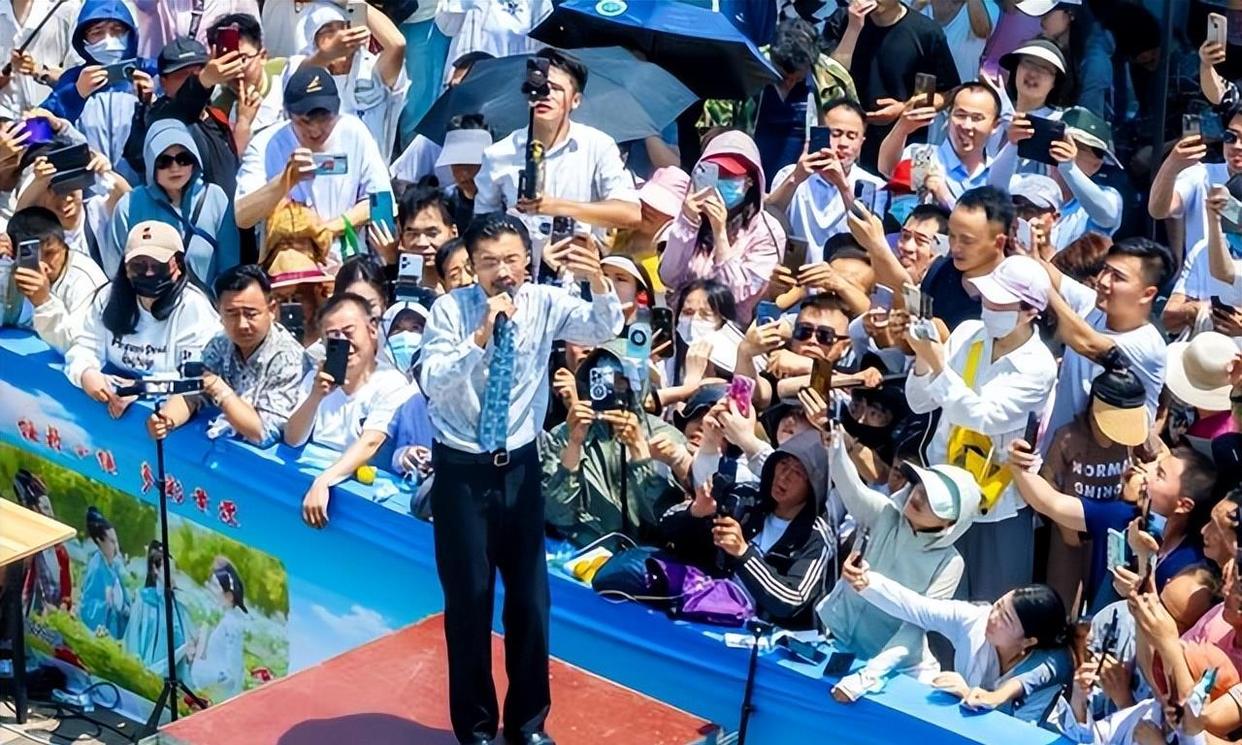 开云娱乐平台 -包含赛地聚焦——足总杯集结日热度飙升，金州勇士再遭质疑，赛场秩序良好，纪律约束更严格的词条